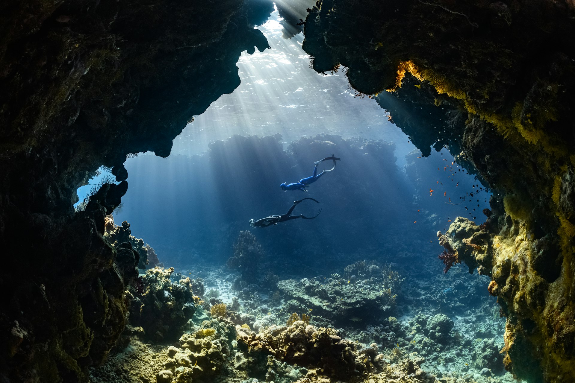 海の底の洞窟のような静かな青い水中風景